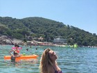 Carolina Portaluppi posa de fio-dental em praia da Croácia