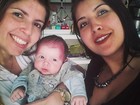 Priscila Pires posa com o filho e 'futura sogra'