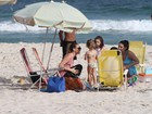 Fernanda Rodrigues leva a filha, Luiza, para curtir tarde na praia