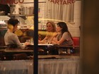 Solteira no Rio: Eliana janta com amigos em restaurante no Leblon