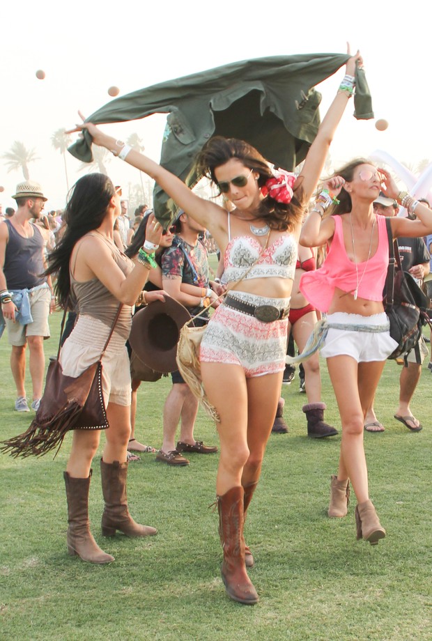 Alessandra Ambrósio no Coachella em Indio, na Califórnia, nos Estados Unidos (Foto: AKM-GSI Brasil)