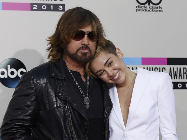  Miley Cyrus e o pai, Billy Ray Cyrus, no American Music Awards em Los Angeles, nos Estados Unidos (Foto: Mario Anzuoni/ Reuters)