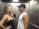 Bar Refaeli exibe barrigão de grávida em foto com o marido