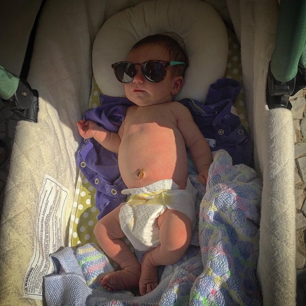 Lucas, do Fresno, mostra banho de sol da filha, Sky (Foto: Reprodução/Instagram)