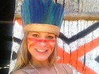 Andressa Urach pinta o rosto em tribo indígena na Amazônia