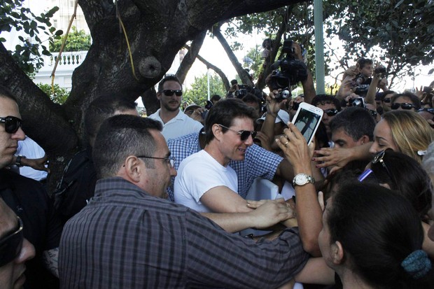 Tom Cruise deixa hotel em Copacabana, RJ (Foto: Marcos Ferreira e Clayton Militão / Foto rio news)