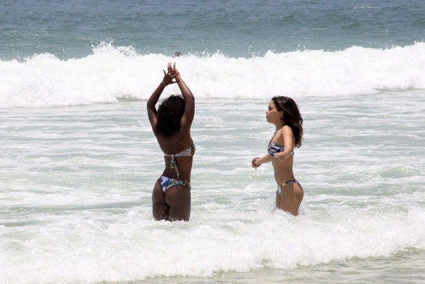 Erika Januza e Carol Macedo na praia da Barra da Tijuca, RJ (Foto: Wallace Barbosa/AgNews)