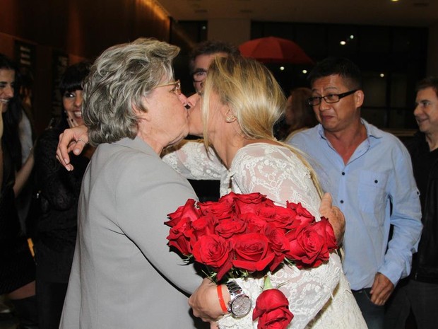 Adriane Galisteu dá selinho na mãe, dona Ema (Foto: Paduardo e Thiago Duran/AgNews)