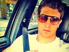 De óculos escuros, Enzo Celulari faz selfie no carro 