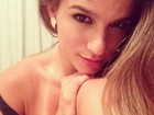 Jade Barbosa faz selfie na rede e mostra marquinha de biquíni
