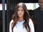 Kourtney Kardashian surge abatida e sem aliança após traição do marido