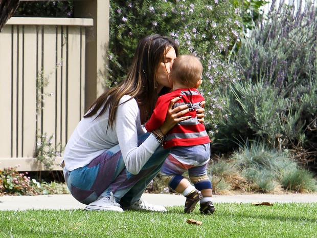 Alessandra Ambrósio com seu filho mais novo, Noah, em Los Angeles, nos Estados Unidos (Foto: Grosby Group/ Agência)