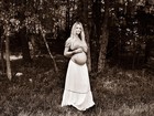 Candice Swanepoel mostra barrigão de grávida em foto