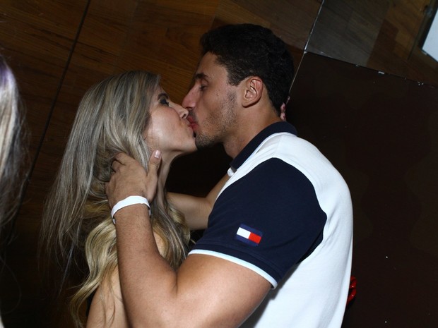 Ex-BBB Milena beija muito em festa no Rio (Foto: Raphael Mesquita/ Divulgação)