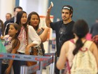 Caio Castro faz a alegria dos fãs em aeroporto do Rio