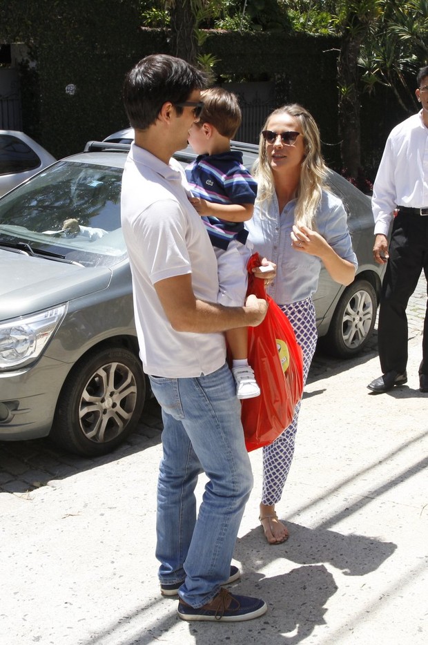 Juliana Silveira e família chegando à festa de Benício, filho de Angélica e Huck (Foto: Marcello Sá Barretto / Agnews)