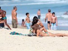Grazi Massafera se bronzeia de biquíni de lacinho em praia do Rio