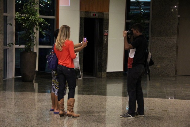 Letícia Spiller tira foto com fã em shopping no Rio (Foto: Marcus Pavão/ Ag. News)