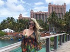 Bárbara Evans posa com as pernas de fora durante viagem nas Bahamas