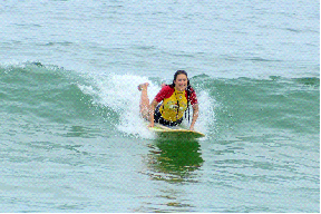 Débora Lyra faz aula de surfe (Foto: Roberto Teixeira/ EGO)