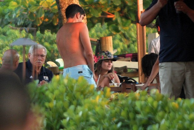 Marcelo Adnet com loira em quiosque da praia (Foto: Marcos Ferreira / Foto Rio News)