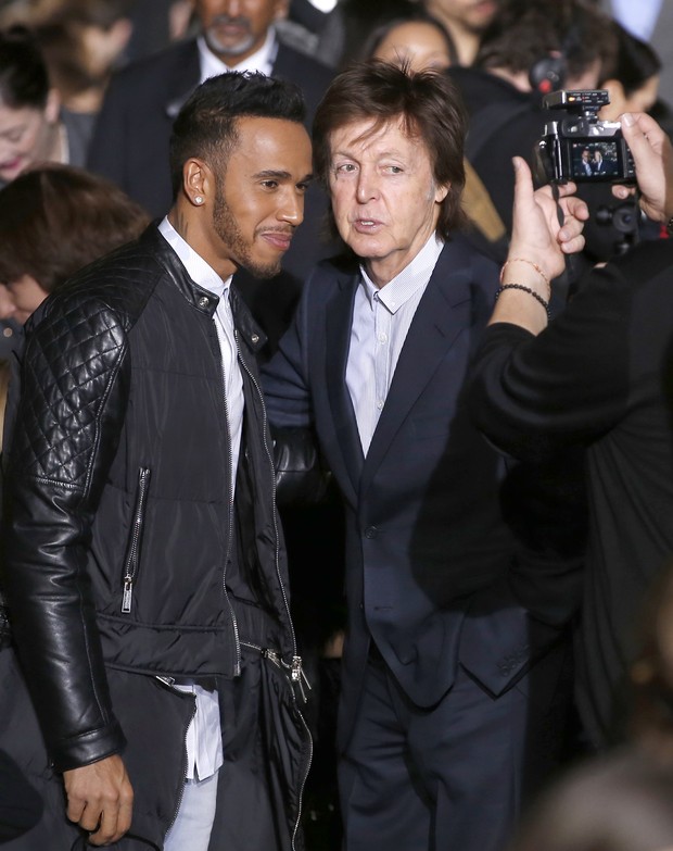 Lewis Hamilton e Paul McCartney no desfile de Stella McCartney em Paris (Foto: Getty Images)