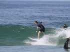 Vladimir Brichta curte dia de surfe com filho da mulher, Adriana Esteves