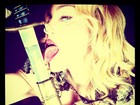 Madonna posa lambendo espada e avisa: 'Cuidado com a língua afiada'