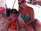 Scheila Carvalho curte praia no Rio com a fiha