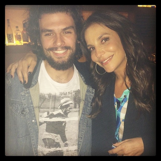 Alexandre, irmão de Fernanda Paes Leme, com Ivete Sangalo em restaurante em São Paulo (Foto: Instagram/ Reprodução)