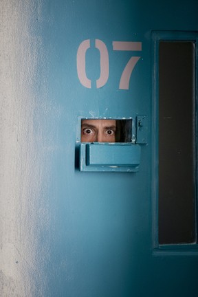 Nicolas Travijano como Padre Nando em uma das celas de Supermax (Foto: Globo/Caiuá Franco)