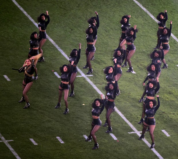 Beyoncé durante apresentação no intervalo do Super Bowl (Foto: Harry How/Getty Images/AFP)