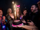 Camila Queiroz comemora aniversário de 22 anos em boate carioca 