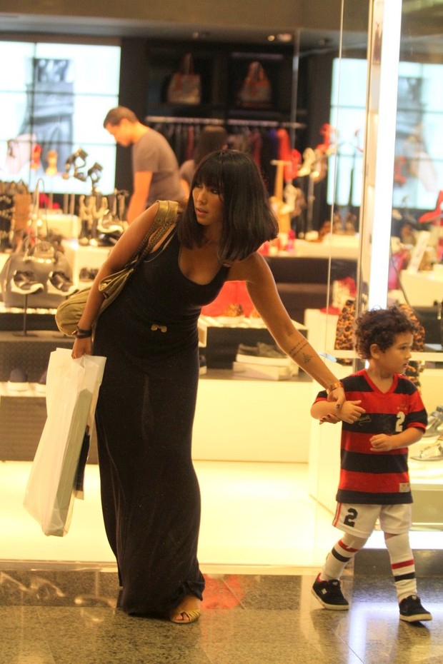 Daniele Suzuki e o filho em shopping do Rio (Foto: Henrique Oliveira / AgNews)