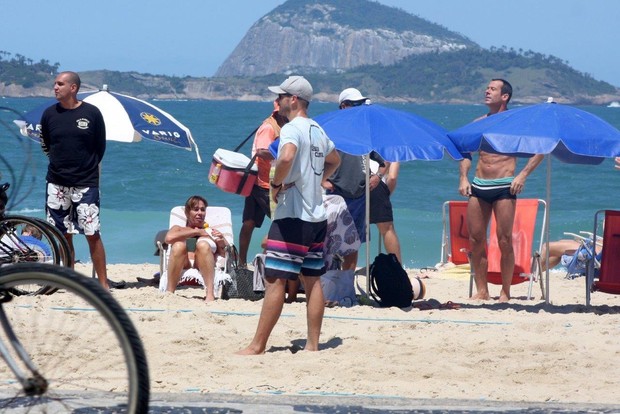 Rodrigo Hilbert na praia (Foto: Jc Pereira /AgNews)