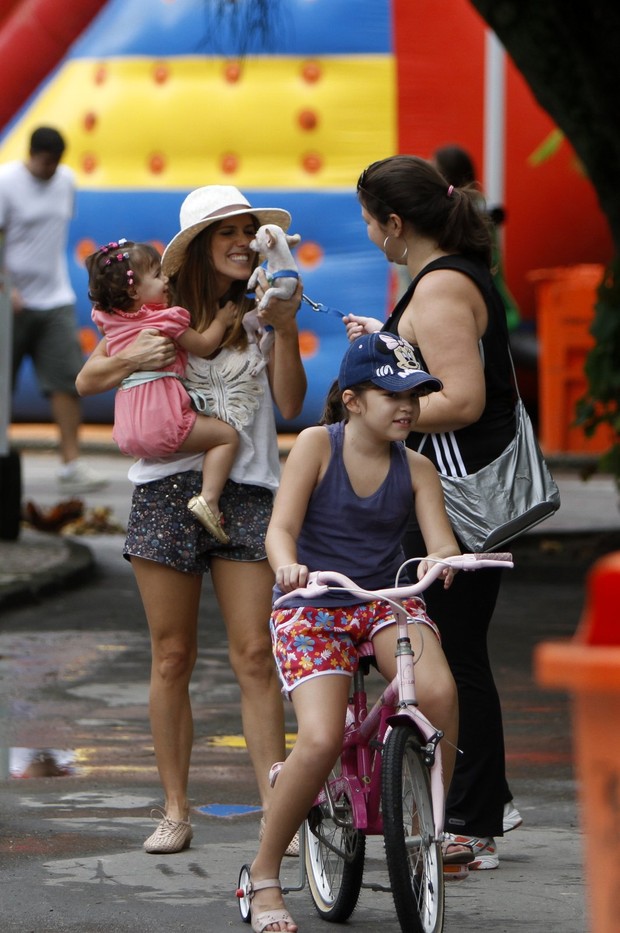 Fernanda Pontes com a filha (Foto: Gil Rodrigues/FotoRio News)