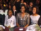 Michelle Obama leva as filhas para prêmio e faz sucesso com a criançada