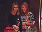 Carol Celico posa com Anna Dello Russo na Itália