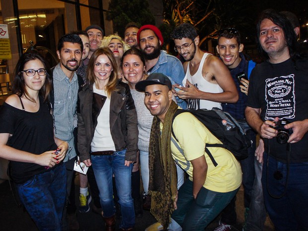 Geri Halliwell com fãs em hotel em São Paulo (Foto: Clayton Felizardo/ Photo Rio News)