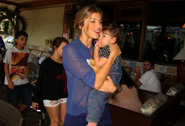 Grazi Massafera vai com a filha Sophia a restaurante na Barra da Tijuca (Foto: Gabriel Rangel/AgNews)