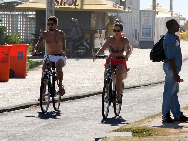 Juliana Didone e namorado andando de bicicleta  (Foto: Johnson Parraguez / FotoRioNews)