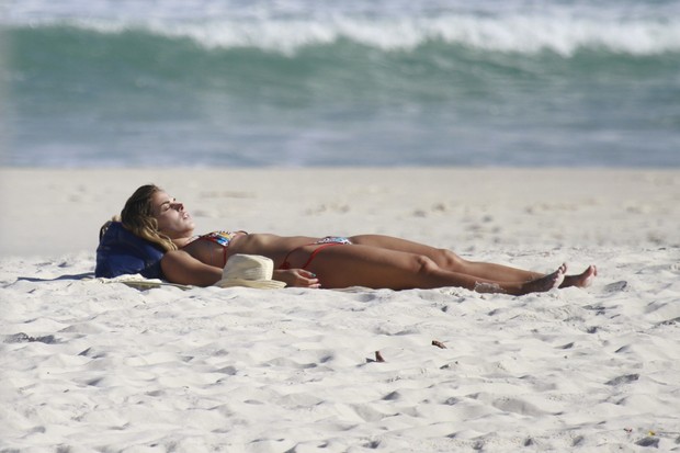 Robertha Portella na praia (Foto: Dilson Silva / AgNews)