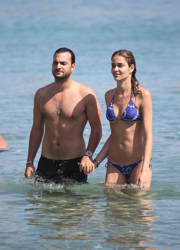 Ana Beatriz Barros e o namorado, Karim El Chiaty em praia em Mykonos, na Grécia (Foto: Grosby Group/ Agência)
