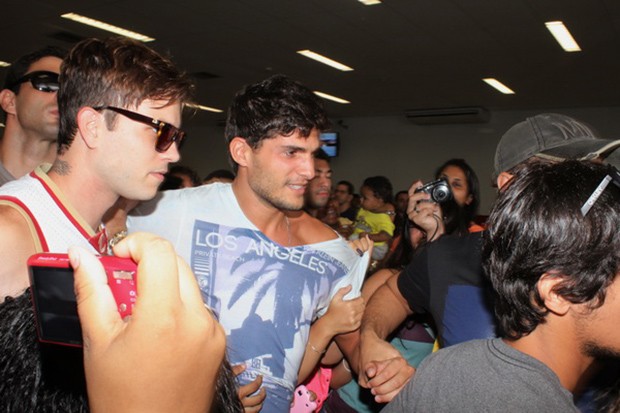 Ex-BBB André desembarca em aeroporto de Vitória (Foto: Amandio Santos/ Agência Flash Glamour)