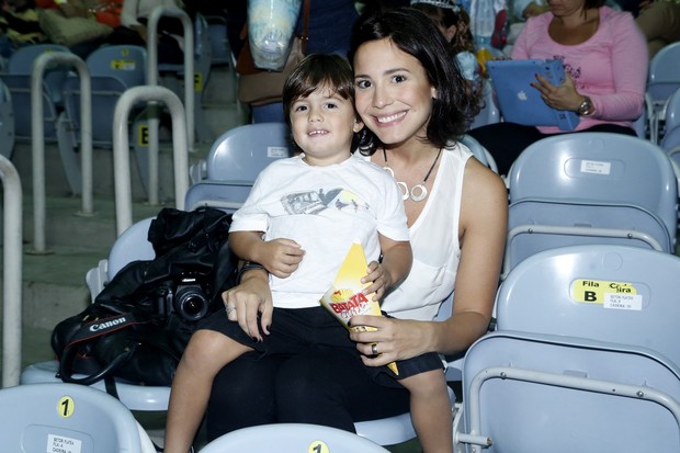 Juliana Knust com o filho (Foto: Roberto Filho / AgNews)