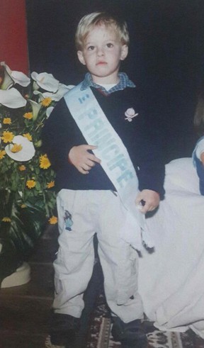 Eduardo Gueda quando criança, com faixa de príncipe (Foto: Arquivo Pessoal)