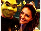 Thiago Martins e Paloma Bernardi se fantasiam de Shrek e Fiona