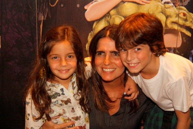 Malu Mader com os sobrinhos no musical "A Família Addams" (Foto: Onofre Veras / AgNews)