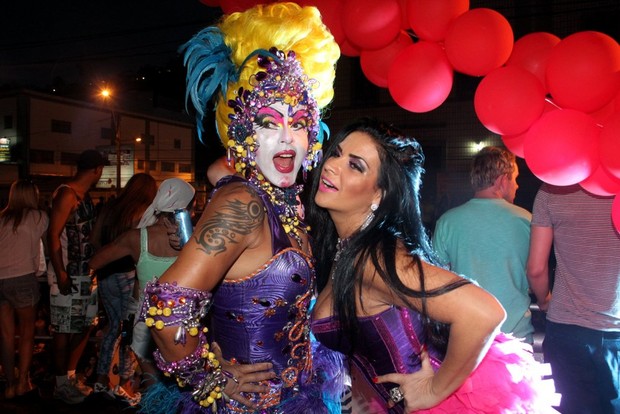 Solange Gomes posa com drag queen (Foto: Marcus Pavão / Divulgação)
