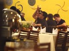 Maradona se diverte com amigos em uma churrascaria carioca